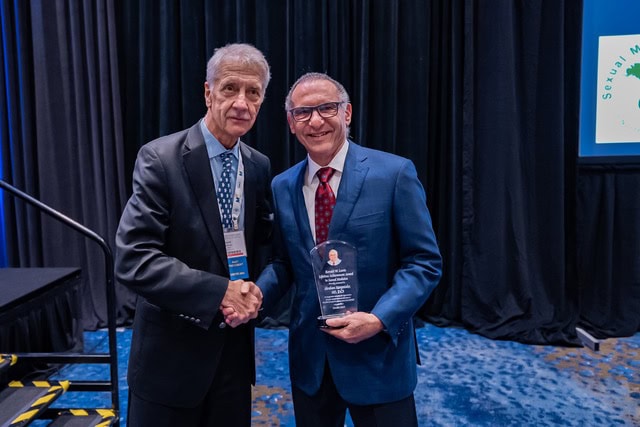 Dr. Morgentaler receiving the 2025 SMSNA Lifetime Achievement Award